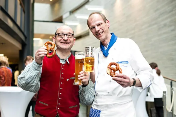 Bild: Leberkäs im Baltikum – „Deutscher Frühling 2013“ in Estland mit bayerischem Fest eingeläutet