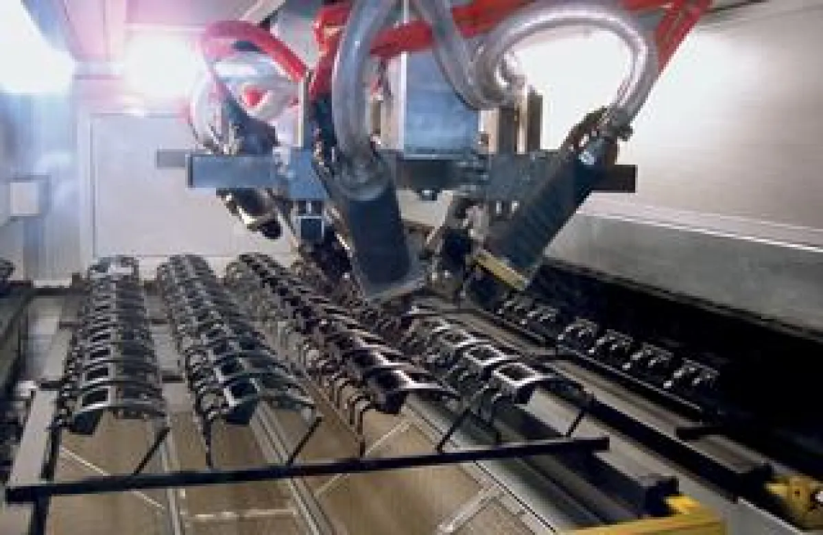 Mit Trockeneis werden Kunststoffteile von Rückständen aus der Herstellung befreit.