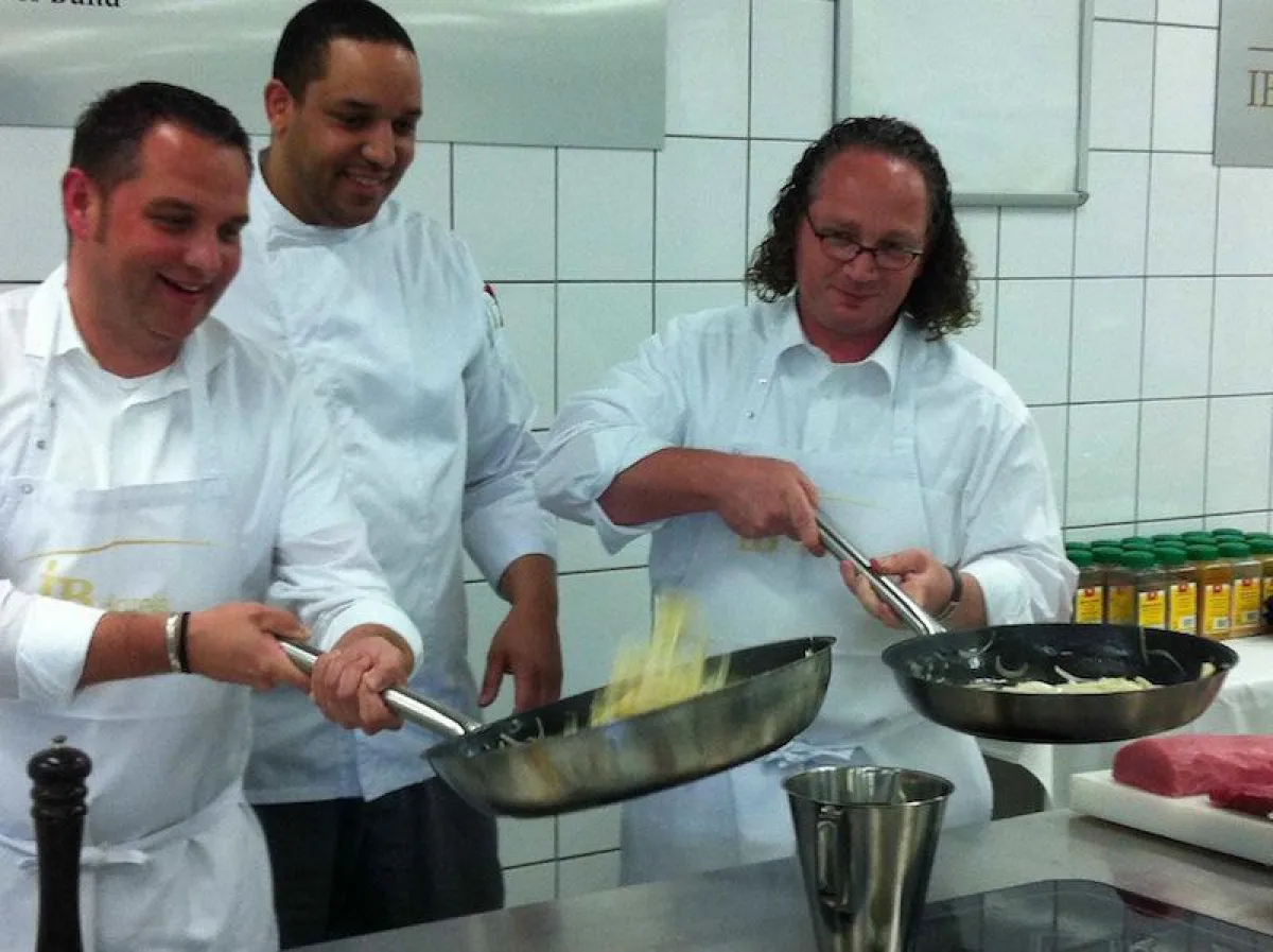 Die Geschäftsführer Frank Forell und Sven Wiegand beim Zwiebeln andünsten