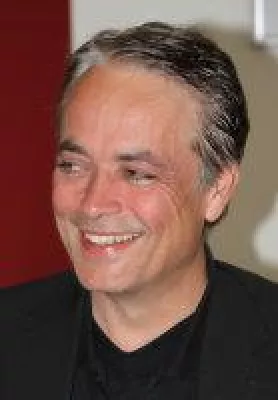 Bild: Fantasy-Autor RALPH LLEWELLYN startet Buchprojekt "Synthia"mit dem Projekte-Verlag Cornelius