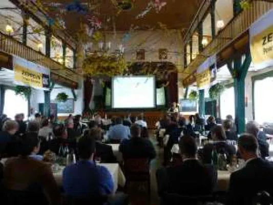 Intensiver Austausch auf dem 8. Schifffahrtsforum Niederelbe von Zeppelin Power Systems Bild: Intensiver Austausch auf dem 8. Schifffahrtsforum Niederelbe von Zeppelin Power Systems