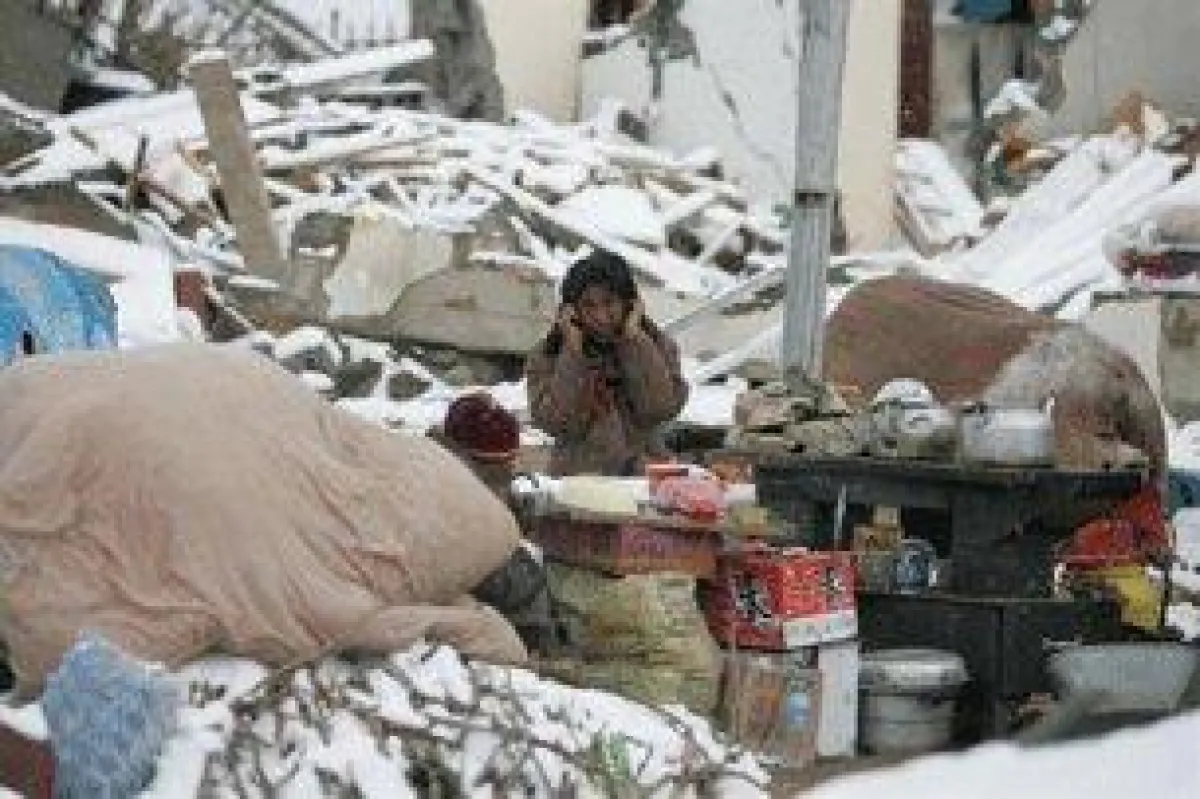 Tibeter in einem Trümmerfeld nach dem Erdbeben