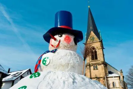 Bild: Das 'Jakobsfest' am Rosenmontag Große Schneemannparty im Fichtelgebirge