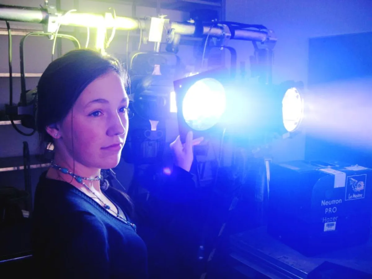 Schülerin der Helene-Lange-Schule in Wiesbaden experimentiert mit Profilscheinwerfern