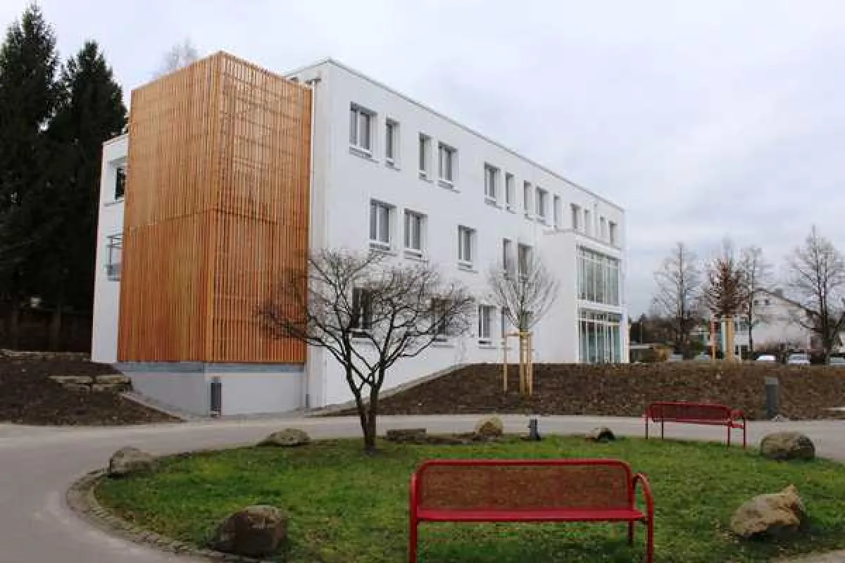 Der Neubau fügt sich harmonisch in das Quartier Galgenhalde ein.