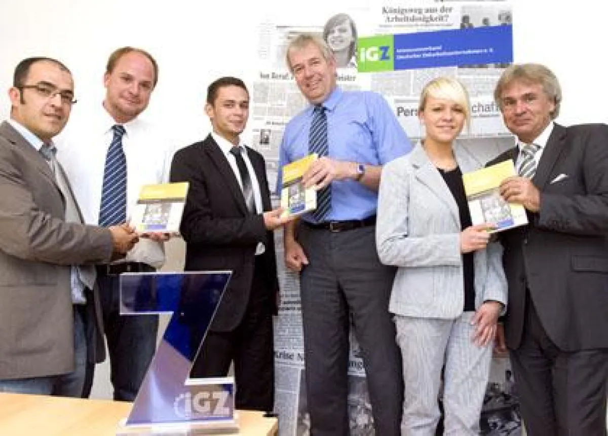 Sven Kramer (2.v.l.), Holger Piening und RA Werner Stolz (r.) gratulierten Ugras Yilmaz (l.), Bastian Hamp und Anna Awender.