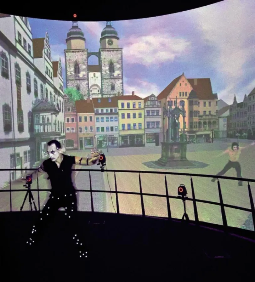 Der Elbe Dom, das 360-Grad-Projektionssystem, lässt Menschen in virtuelle Welten eintauchen.