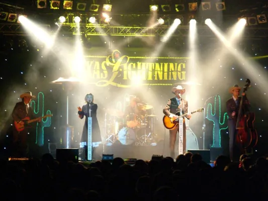 Bild: Erfolgreiche Österreich-Premiere für Texas Lightning: Country-Pop mit heißem Pulverdampf