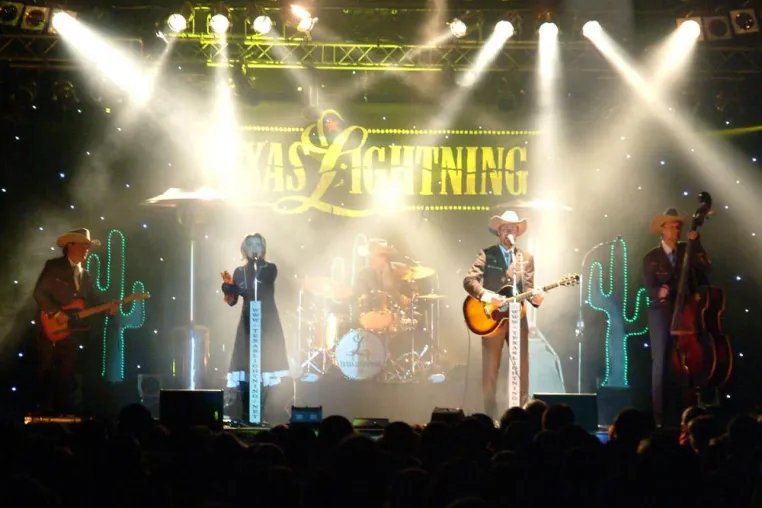 Erfolgreiche Österreich-Premiere für Texas Lightning: Country-Pop mit heißem Pulverdampf Bild: Erfolgreiche Österreich-Premiere für Texas Lightning: Country-Pop mit heißem Pulverdampf