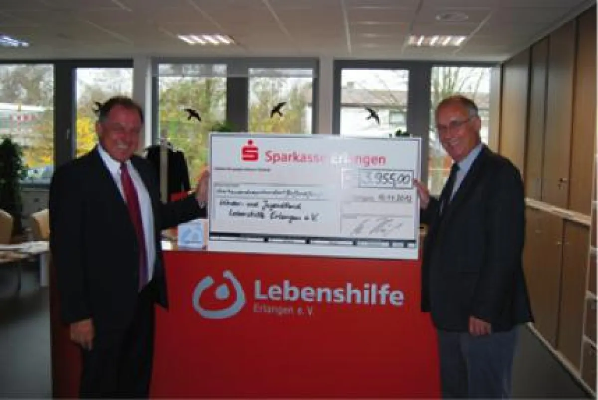 Übergabe der Geldspende: Wilfried Gschneidinger, IFS (li.); Stefan Müller, Lebenshilfe (Quelle: IFS)