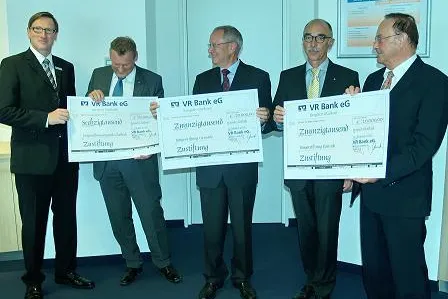 Bild: Große Hilfe für Helfer: VR Bank stiftet 100.000 Euro in Bürgerstiftungen Bergisch Gladbach, Overath, Rösrath
