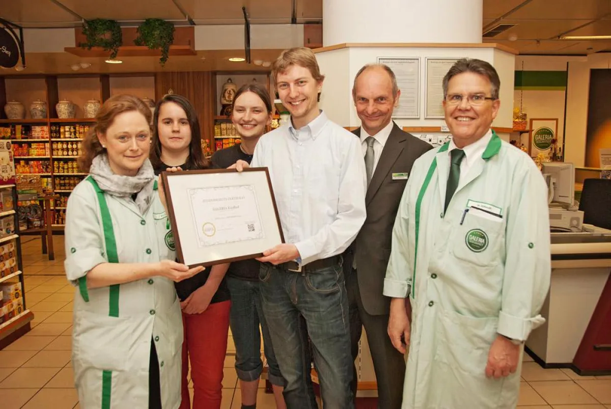 Übergabe eines Jugendschutz-Zertifikats in den Räumen des GALERIA Kaufhof am 17.04.2013.