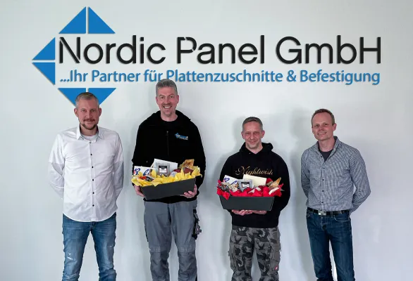Bild: Selten in der Arbeitswelt von heute: Zwei Mitarbeiter der Nordic Panel GmbH feiern Jubiläum 