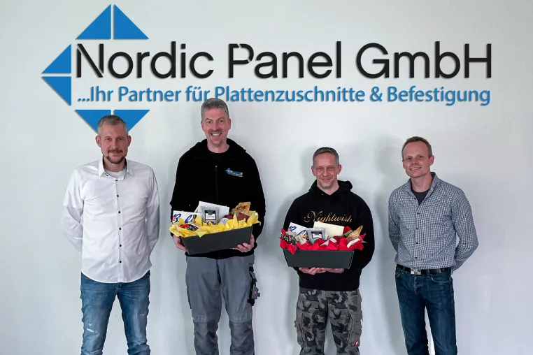 Bild: Selten in der Arbeitswelt von heute: Zwei Mitarbeiter der Nordic Panel GmbH feiern Jubiläum 
