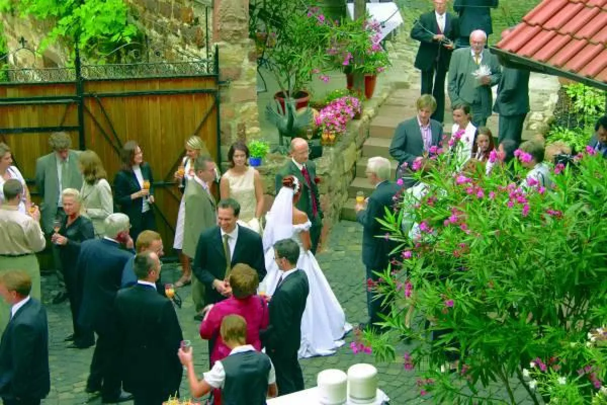 Für Brautleute, die ganz sicher gehen wollen, veranstaltet das Pfalzhotel Asselheim am 16. Januar 2010 die Schnupper-Hochzeit, eine original Hochzeitsfeier mit allem Drum und Dran. Zu den vielen Mögli