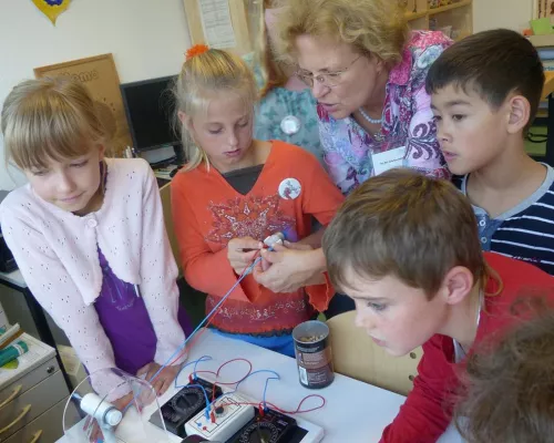 Bild: Kleine Entdeckerinnen und Entdecker fördern