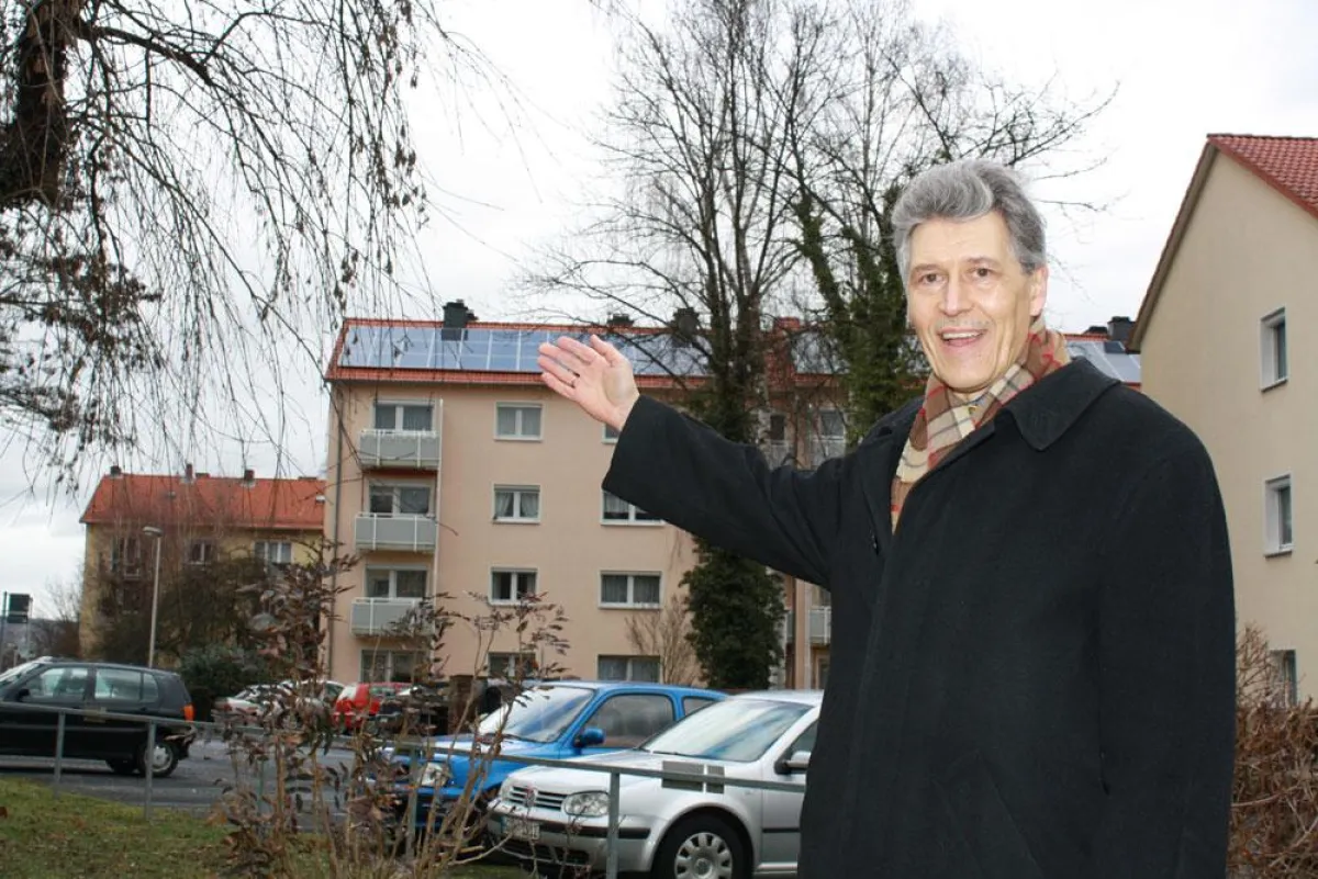 Auf neun Dächern der Bad Homburger HOCHTAUNUSBAU sorgen Solarzellen für die Stromgewinnung. Vorstand Bernd Arnold hat rund eine halbe Million Euro investiert (Foto: HOCHTAUNUSBAU)