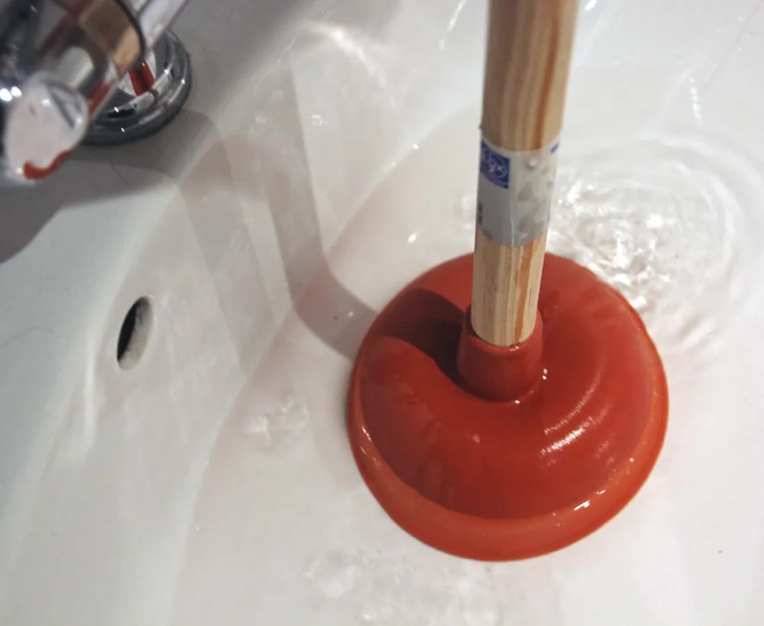 Spart die Muckibude: Ist der Abfluss verstopft, wird der Pümpel eingesetzt. Foto: I.Haag/immowelt.de