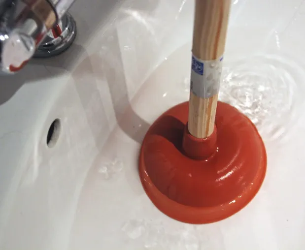Bild: Abfluss verstopft: 7 Hilfen, wenn das Wasser nicht abfließt