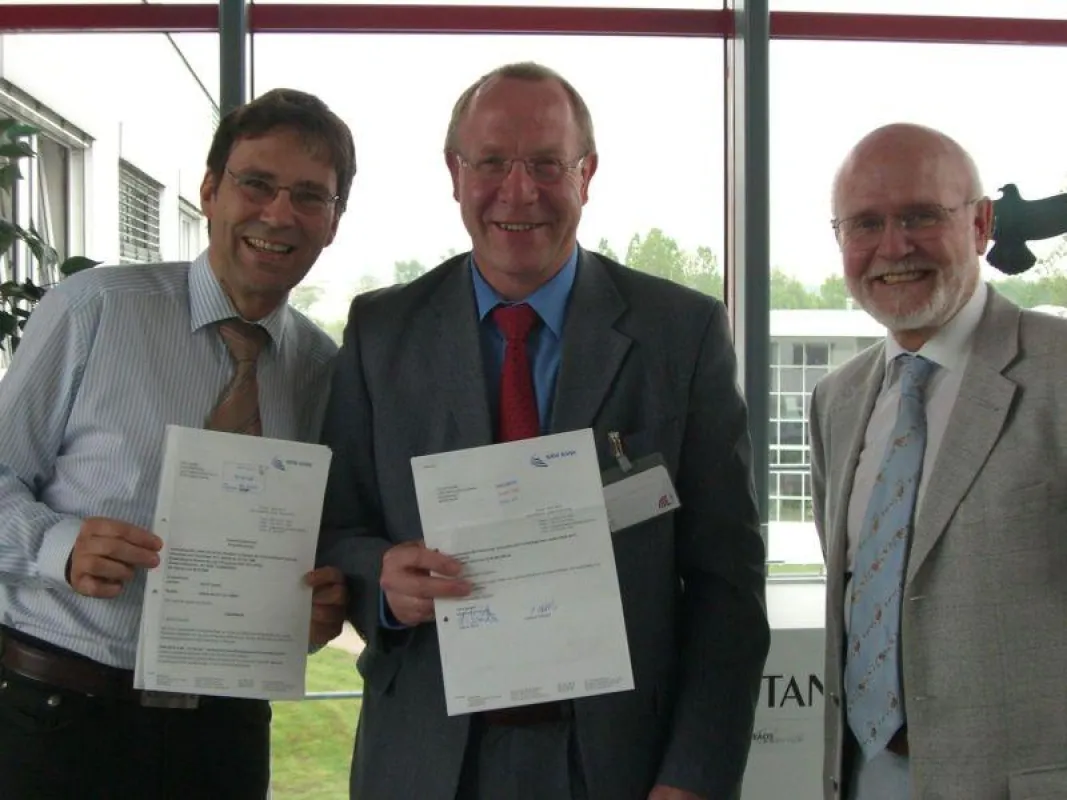 Prof. Dr. Peter Waldow (IMST), Dirk Unsenos (ISIS IC) und Prof. Dr. Ingo Wolff (IMST)
