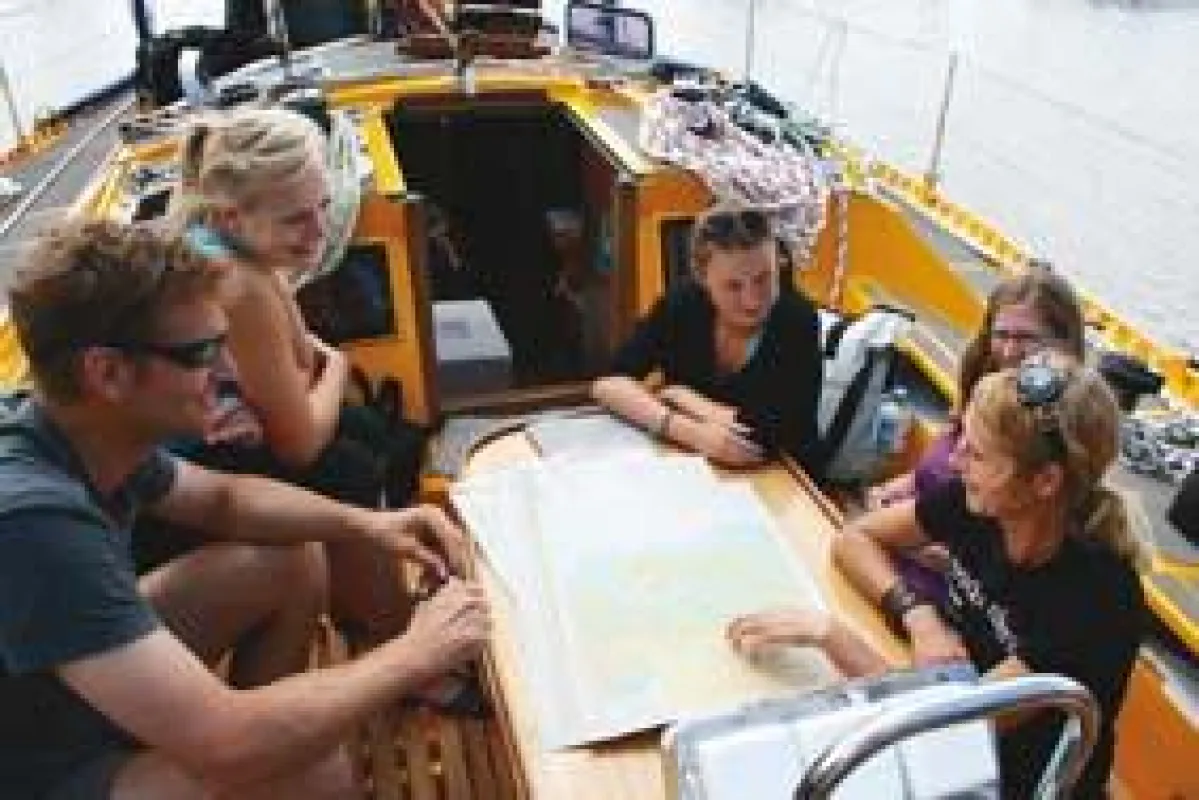 Besprechung der Detailplanung Team Walsrode, von links nach rechts: Skipper Dr. Patrick Wetzel, Schülerinnen Frauke Dyck und Alea Holland, Science Coach Svenja Beilfuß, Wissenschaftspatin Alexandra Ma