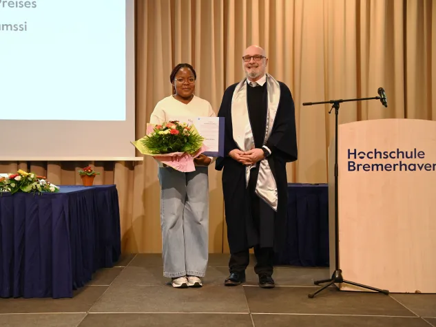 Bild: Studentin Grace Danielle Matcheu Youmssi erhält DAAD-Preis