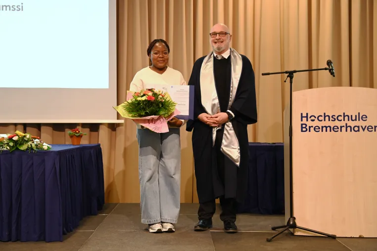 Bild: Studentin Grace Danielle Matcheu Youmssi erhält DAAD-Preis