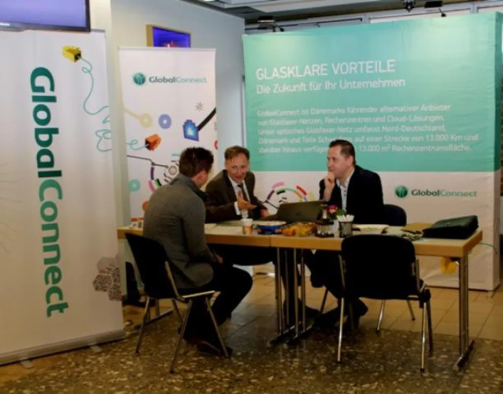 Volker Buck (Mitte) und Hannes Wtt (rechts) informierten beim Lieferantentag in Rostock