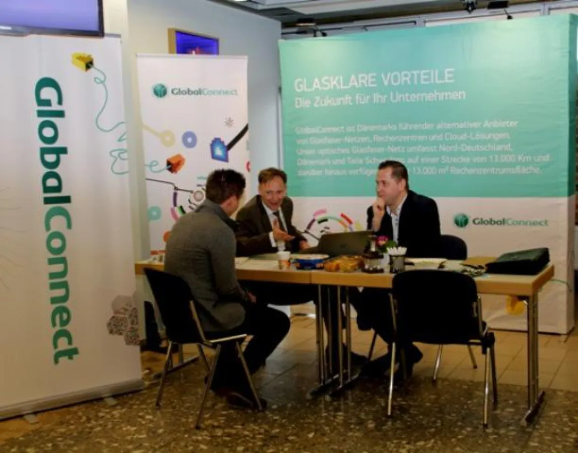 Volker Buck (Mitte) und Hannes Wtt (rechts) informierten beim Lieferantentag in Rostock