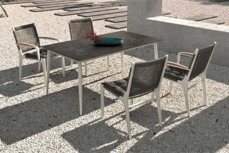BLOOM Outdoor Möbel - Einzigartige Terrassentische und Stühle für gemütliche Sommerabende Bild: BLOOM Outdoor Möbel - Einzigartige Terrassentische und Stühle für gemütliche Sommerabende