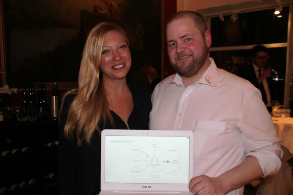 German Angel Bruns (links) und Medori (rechts) stellen das Projekt auf der Ideenbörse vor