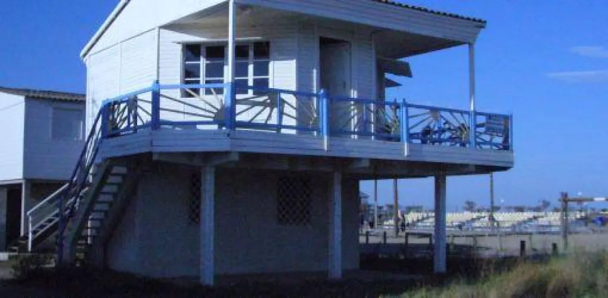 Pfahlbau am Strand von Gruissan; Foto Mylene Grumetz, Copyright France écotours