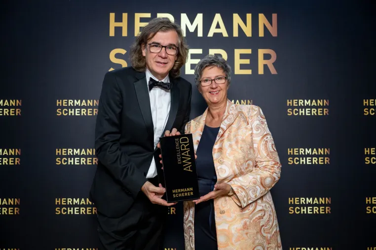 Award für "Gesundheit ohne Verfallsdatum" beim 20. internationalen Speaker Slam erhalten Bild: Award für "Gesundheit ohne Verfallsdatum" beim 20. internationalen Speaker Slam erhalten