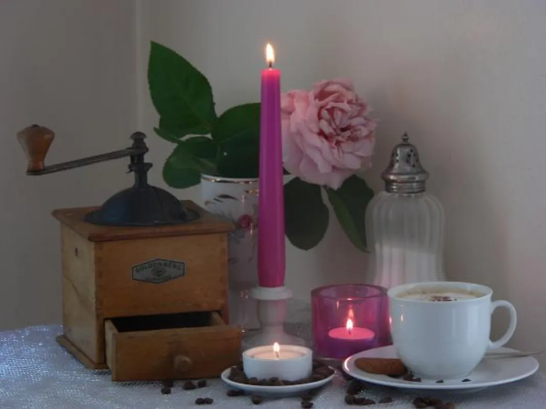 Kaffee-Genuss mit Kerzen mit dem RAL-Gütezeichen. Fotovermerk: Gütegemeinschaft Kerzen