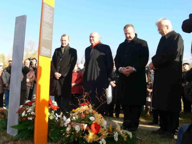 Bild: Informationsstelen - Mauertote auch bei Lichtenrade