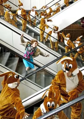 Bild: ALICE IM WUNDERLAND - Eine Performance der MS Schrittmacher durch das Shoppingcenter Forum Steglitz