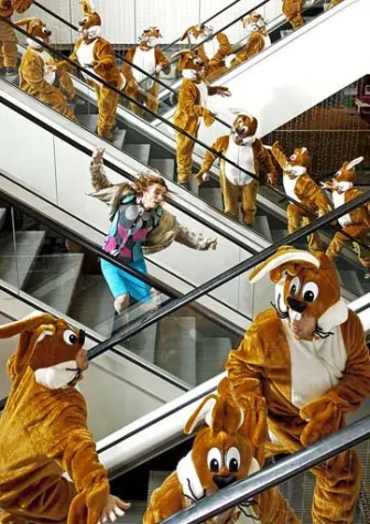 ALICE IM WUNDERLAND - Eine Performance der MS Schrittmacher durch das Shoppingcenter Forum Steglitz Bild: ALICE IM WUNDERLAND - Eine Performance der MS Schrittmacher durch das Shoppingcenter Forum Steglitz