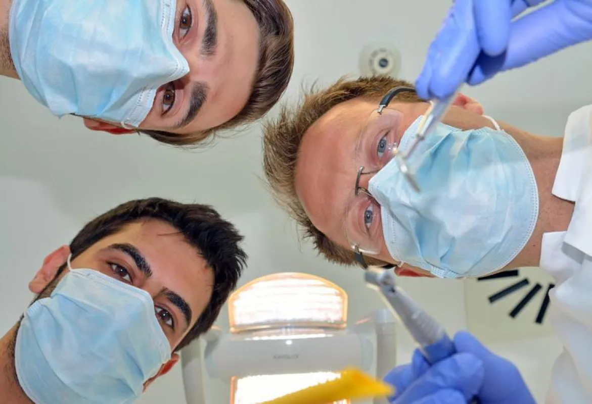 Wissenschaftler des Uniklinikums Jena wiesen jetzt nach, das Maßnahmen wie Ablenkung, Entspannung und vor allem Hypnose gegen Angst vor Zahnbehandlungen helfen. (Foto: M. Szabó/ UKJ)