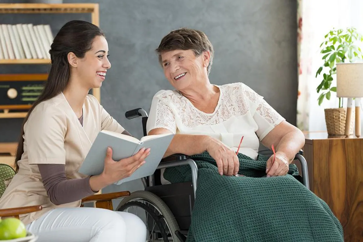 Wie helfe ich meinem Patienten, sich anzuziehen? (Symbolfoto: Shutterstock)