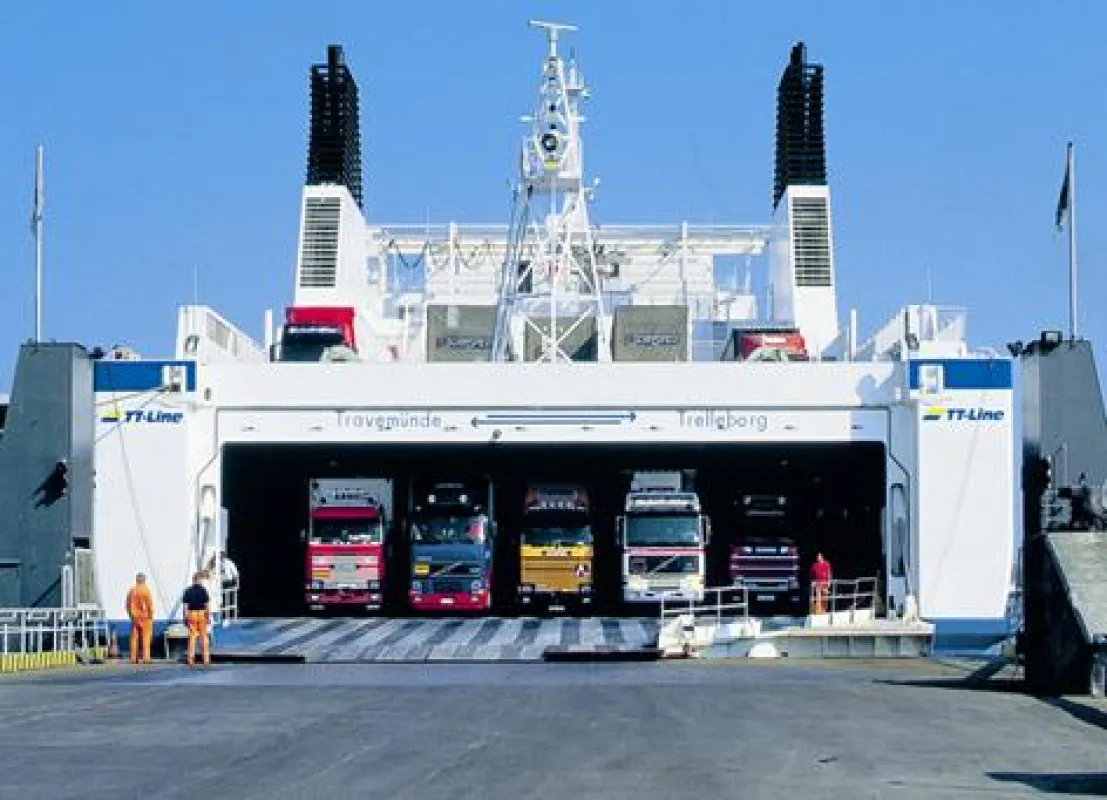 Täglich bis zu 33.200 LKW-Lademeter: TT-Line ist Marktführer im Passage- und Frachtverkehr zwischen Deutschland und Südschweden, hier beim Entladen in Trelleborg. (Foto: TT Line, Abdruck honorarfrei)