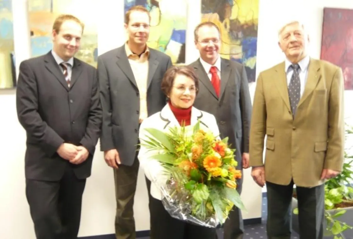 Thorsten Krimphove und Armin Bohle von der Firma Bohle, Bürgermeister Bertholdt Lülf, Walter Tillmann und Amira Lutzhöft bei der Ausstellungseröffnung