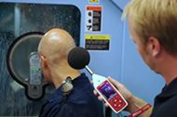 Bild: Ralph Schöne von Cirrus Research im Gespräch: Die 5 größten Fehler mit Lärm am Arbeitsplatz