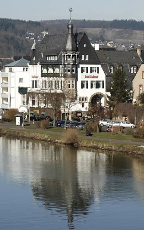 Nicht nur Goethe wurde auf Traben-Trarbach aufmerksam. Auch der Jugendstil hielt Einzug. Ein prächtiges Bespiel dafür ist das Jugendstilhotel Bellevue am Moselufer.