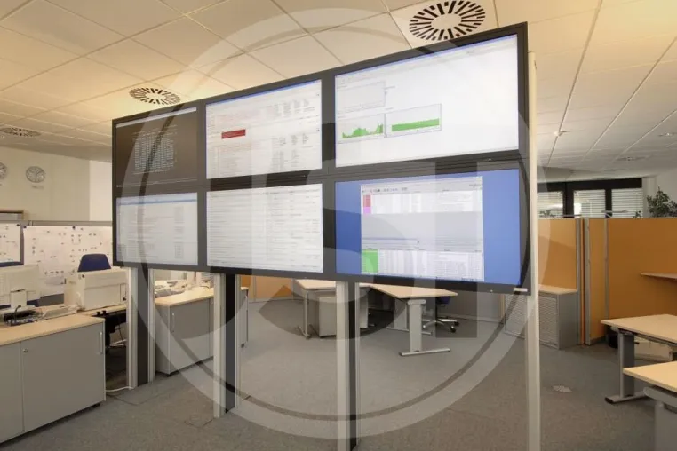 Bild: Monitorwand und Videowand in Kontrollraum und Leitwarte