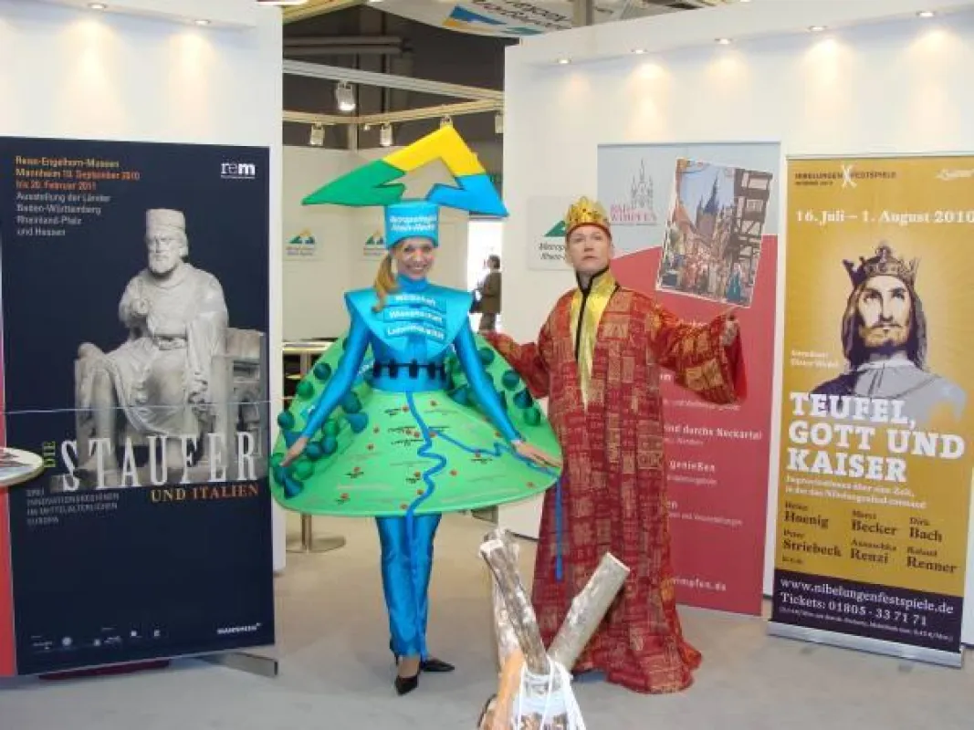 Staufer-Präsentation am Stand der Metropolregion auf dem Mannheimer Maimarkt: Kaiser Friedrich II. trifft Metropolitana.