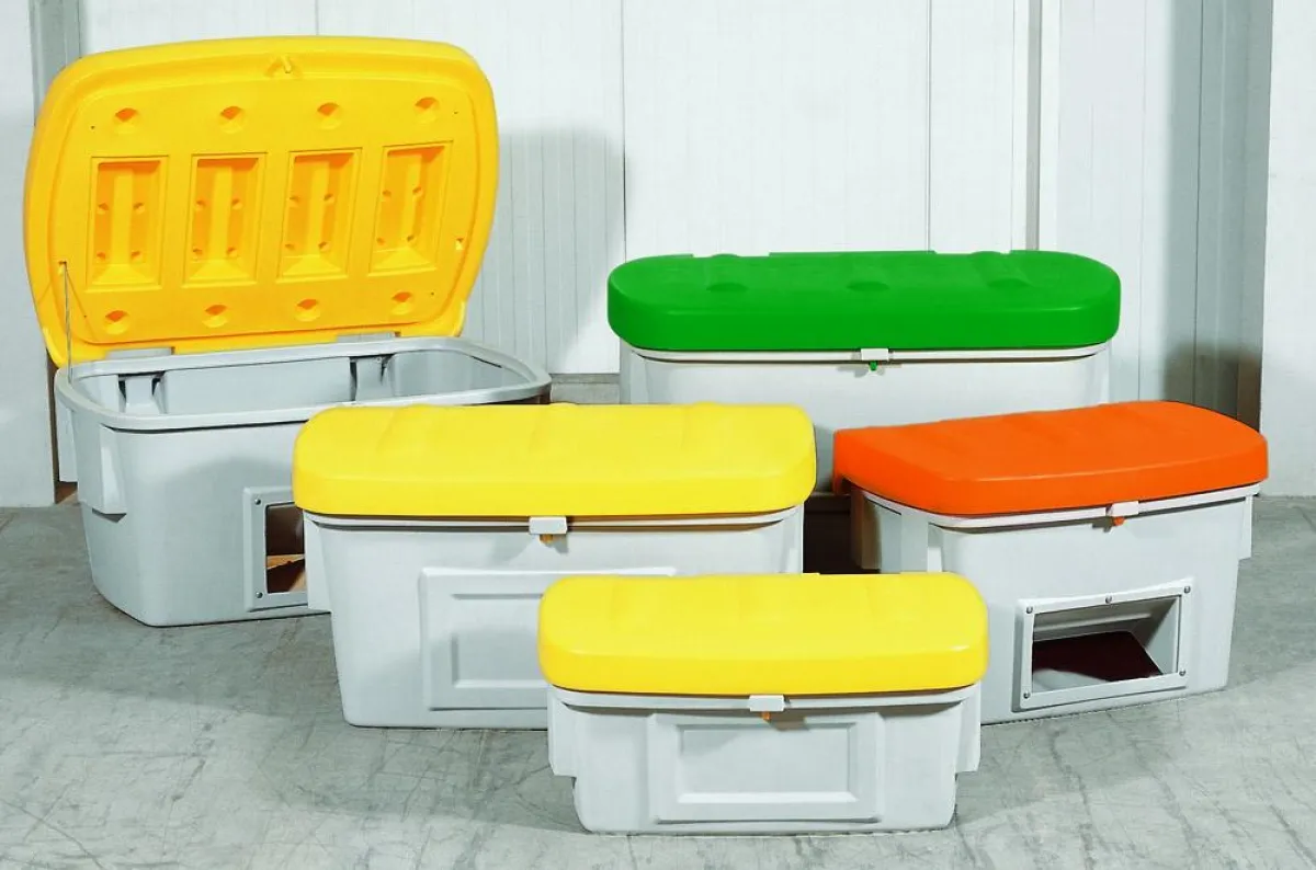 Streugutbehälter von DENIOS sind in verschiedenen Ausführungen, Deckelfarben und Größen erhältlich.