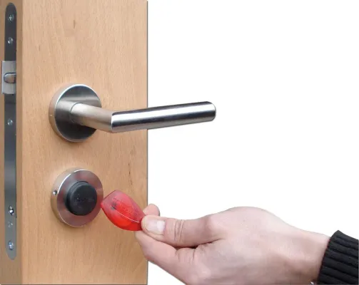 Messehighlight: batteriebetriebenes, selbstverriegelndes RFID-Einsteckschloss mit Panikfunktion Bild: Messehighlight: batteriebetriebenes, selbstverriegelndes RFID-Einsteckschloss mit Panikfunktion