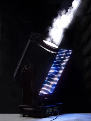Bild: Erstes Xenon Searchlight mit integrierten LED-Video-Panels