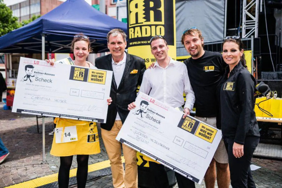 Kellner-Rennen (von links): Gewinnerin Christina Heiser, Rockland Geschäftsführer Steffen Müller, G