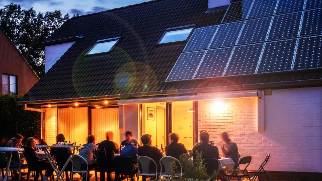 Willkommen im Frühling: Mit Heizstrahlern auch die Abende im Freien verbringen Bild: Willkommen im Frühling: Mit Heizstrahlern auch die Abende im Freien verbringen